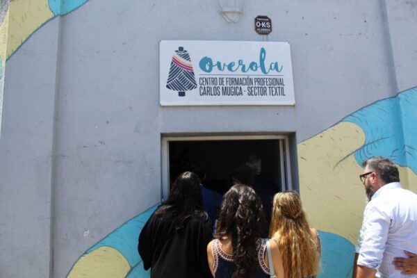 Trabajo sin patrón en Overola: confeccionan 1500 mochilas y cartucheras desde la economía popular
