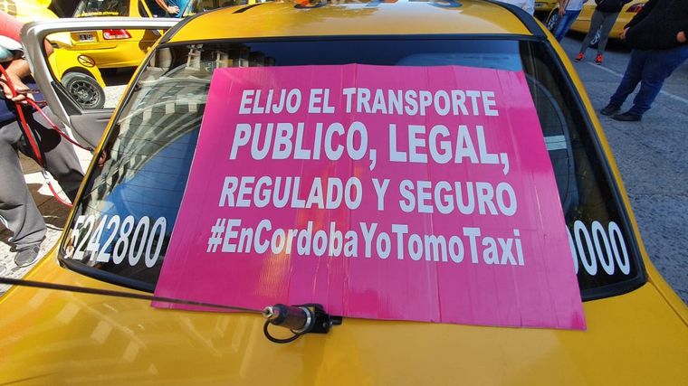 Peones de taxis demandaron la prohibición de las apps de transporte