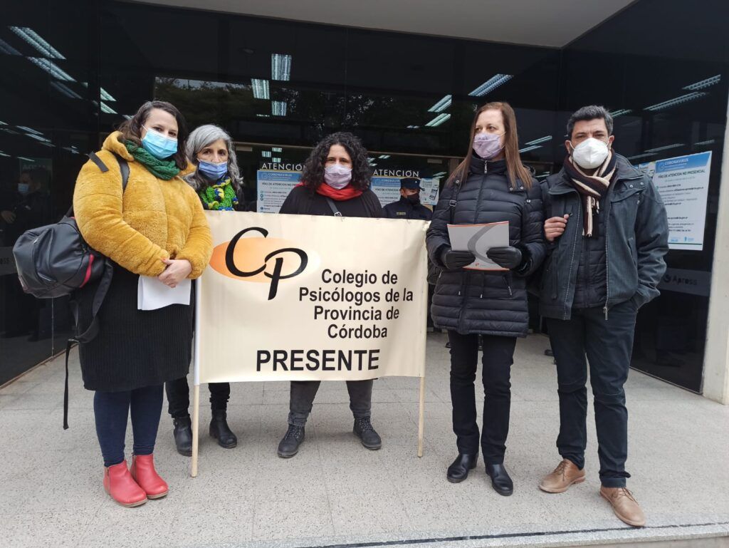 Psicólogas protestaron por condiciones laborales frente a Apross