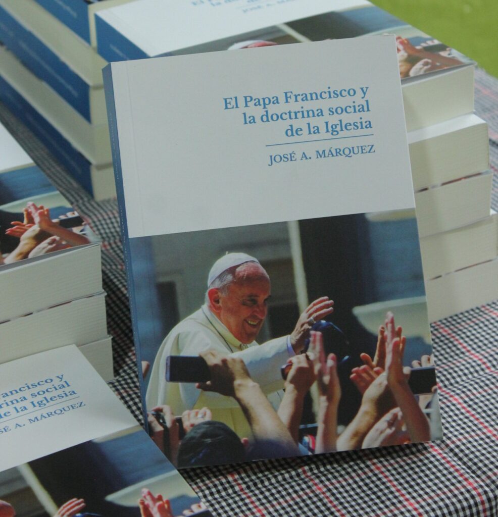 José Márquez, autor de un libro sobre Francisco destacó el compromiso político del Papa