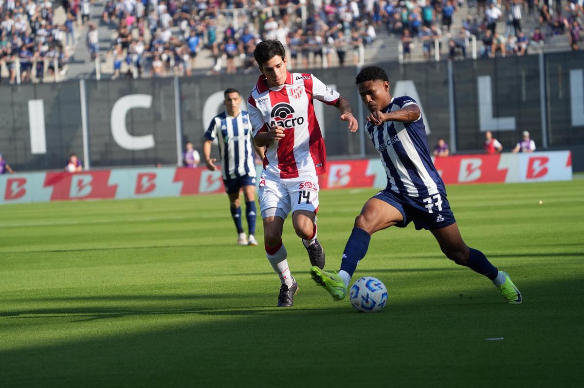 Instituto ganó el clásico y se metió en los octavos de final del Torneo Apertura
