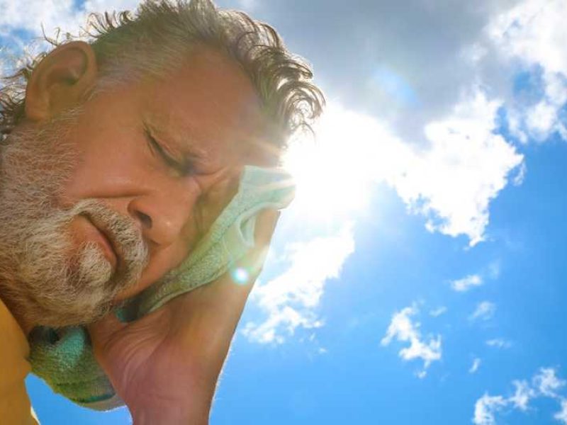 1140-man-having-heatstroke-esp