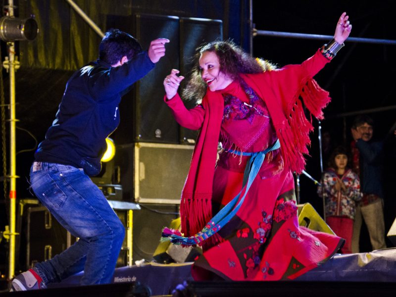 Barikoche, 8 de agosto de 2014 - En el marco de la Fiesta de la Nieve 2014 se presentaron  Suna Rocha y los grupos, "Raíz y canto" y "Los Alonsitos. La edición número 44 de la Fiesta Nacional de la Nieve se realiza del 5 al 10 de agosto. Como todos los años los festejos se llevan a cabo en el Centro Cívico y en el Cerro Catedral de la ciudad con espectáculos todos los días y el clásico cierre con fuegos artificiales. Se realizan las actividades tradicionales como el concurso de hacheros, el desfile del pulóver y la clásica elección de la reina de la nieve.

Fotos: Mauro Rico/ Ministerio de Cultura de la Nación