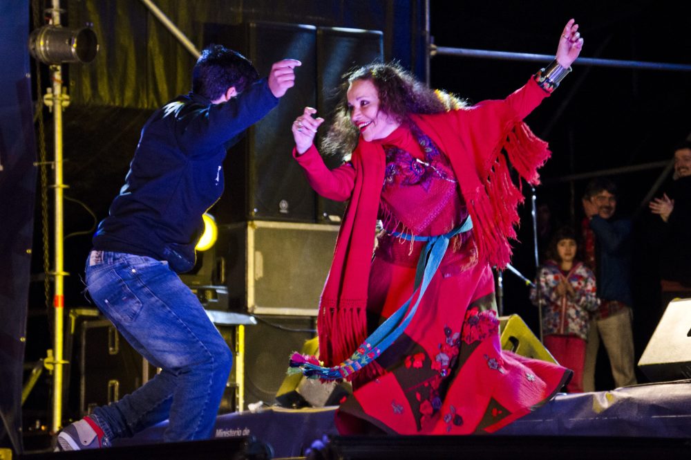 Barikoche, 8 de agosto de 2014 - En el marco de la Fiesta de la Nieve 2014 se presentaron  Suna Rocha y los grupos, "Raíz y canto" y "Los Alonsitos. La edición número 44 de la Fiesta Nacional de la Nieve se realiza del 5 al 10 de agosto. Como todos los años los festejos se llevan a cabo en el Centro Cívico y en el Cerro Catedral de la ciudad con espectáculos todos los días y el clásico cierre con fuegos artificiales. Se realizan las actividades tradicionales como el concurso de hacheros, el desfile del pulóver y la clásica elección de la reina de la nieve.

Fotos: Mauro Rico/ Ministerio de Cultura de la Nación