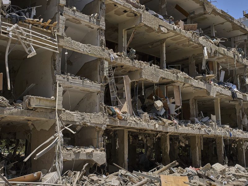 Un edificio dañado tras un ataque con misiles lanzado desde Irán en Tel Aviv, Israel, el domingo 22 de junio de 2025. (AP Foto/Bernat Armangue)