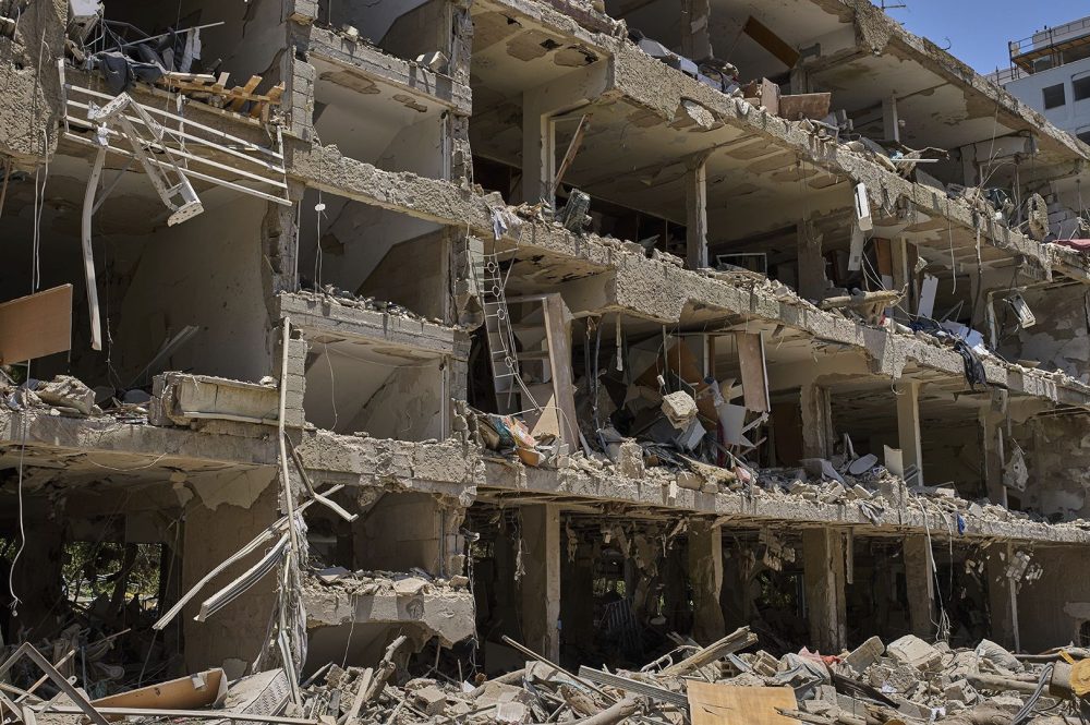 Un edificio dañado tras un ataque con misiles lanzado desde Irán en Tel Aviv, Israel, el domingo 22 de junio de 2025. (AP Foto/Bernat Armangue)
