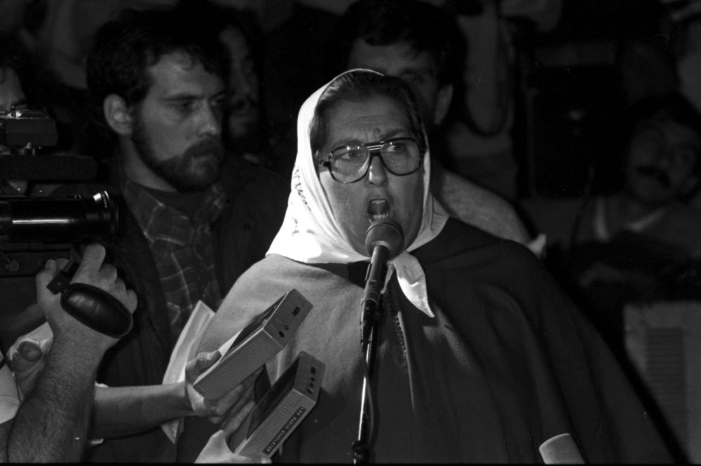 MADRES DE PLAZA DE MAYO, MARCHA POR DESAPARECIDOS*B/N* Especiales