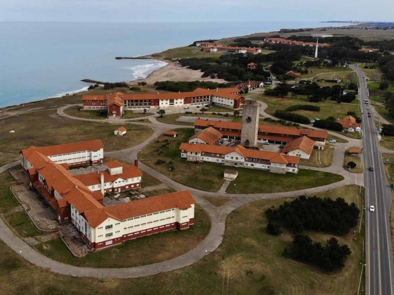 CHAPADMALAL-HOTELES
recuperacion de la Unidad Turística Chapadmalal, que a partir del avance de la segunda etapa de obras de refacción ofrecerá cerca de 1.300 plazas en cuatro de sus nueve hoteles que estarán abiertos el próximo verano. 
telam