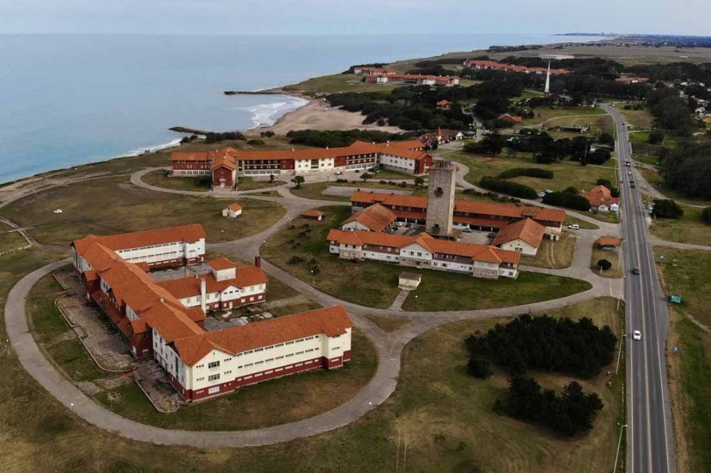 CHAPADMALAL-HOTELES
recuperacion de la Unidad Turística Chapadmalal, que a partir del avance de la segunda etapa de obras de refacción ofrecerá cerca de 1.300 plazas en cuatro de sus nueve hoteles que estarán abiertos el próximo verano. 
telam