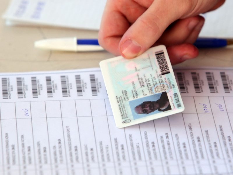 Elecciones PASO Mendoza, 22/02/15. Se están realizando las  Primarias Abiertas Simultáneas y Obligatorias (PASO), donde los votantes de la provincia de Mendoza en los departamentos de Capital y San Carlos, eligen a los candidatos de cada partido.