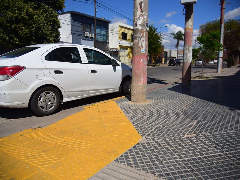 Auto bloqueando rampa para discapacitado en Barrio Alta Córdoba
Foto: Pedro Castillo / La Voz