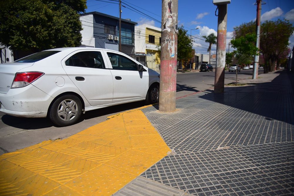 Auto bloqueando rampa para discapacitado en Barrio Alta Córdoba
Foto: Pedro Castillo / La Voz