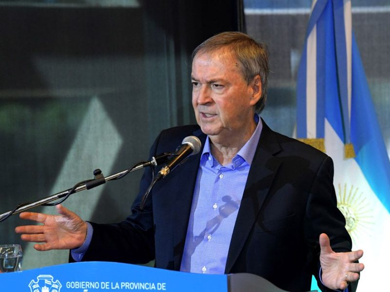 El-gobernador-Juan-Schiaretti-firmó-un-convenio-con-automotrices11