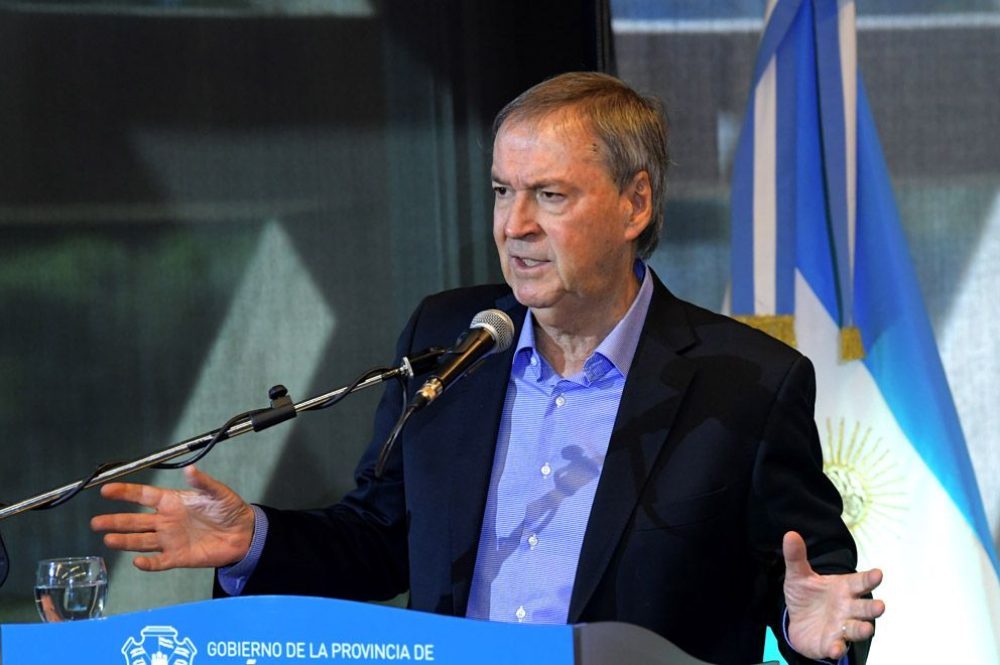 El-gobernador-Juan-Schiaretti-firmó-un-convenio-con-automotrices11