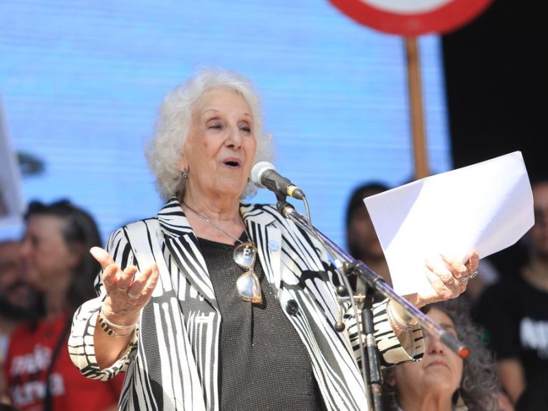 NOTICIAS ARGENTINAS BAIRES, 
MARZO 24: Miles de personas se 
reúnen en la plaza de Mayo para 
participar del acto por el 48° 
aniversario del golpe cívico 
militar. Estela de Carlotto 
durante la conmemoración. Foto 
NA: MARCELO CAPECE