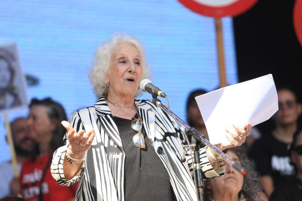 NOTICIAS ARGENTINAS BAIRES, 
MARZO 24: Miles de personas se 
reúnen en la plaza de Mayo para 
participar del acto por el 48° 
aniversario del golpe cívico 
militar. Estela de Carlotto 
durante la conmemoración. Foto 
NA: MARCELO CAPECE