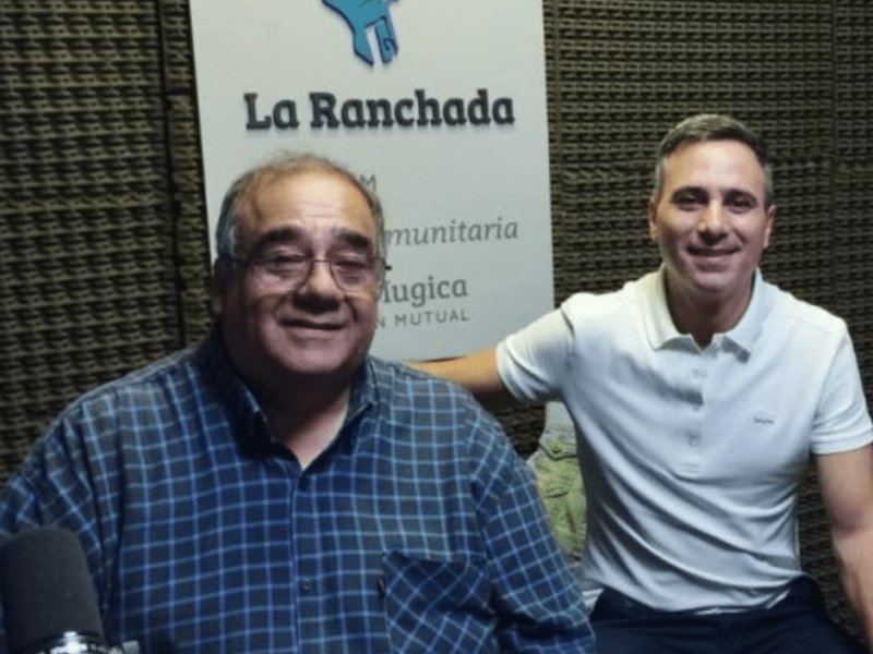 Facebook post de diseño bold de festival del choripán, papel roto y arrugados color mostaza y negro con foto de choripán