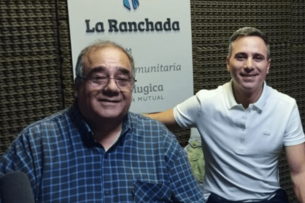 Facebook post de diseño bold de festival del choripán, papel roto y arrugados color mostaza y negro con foto de choripán