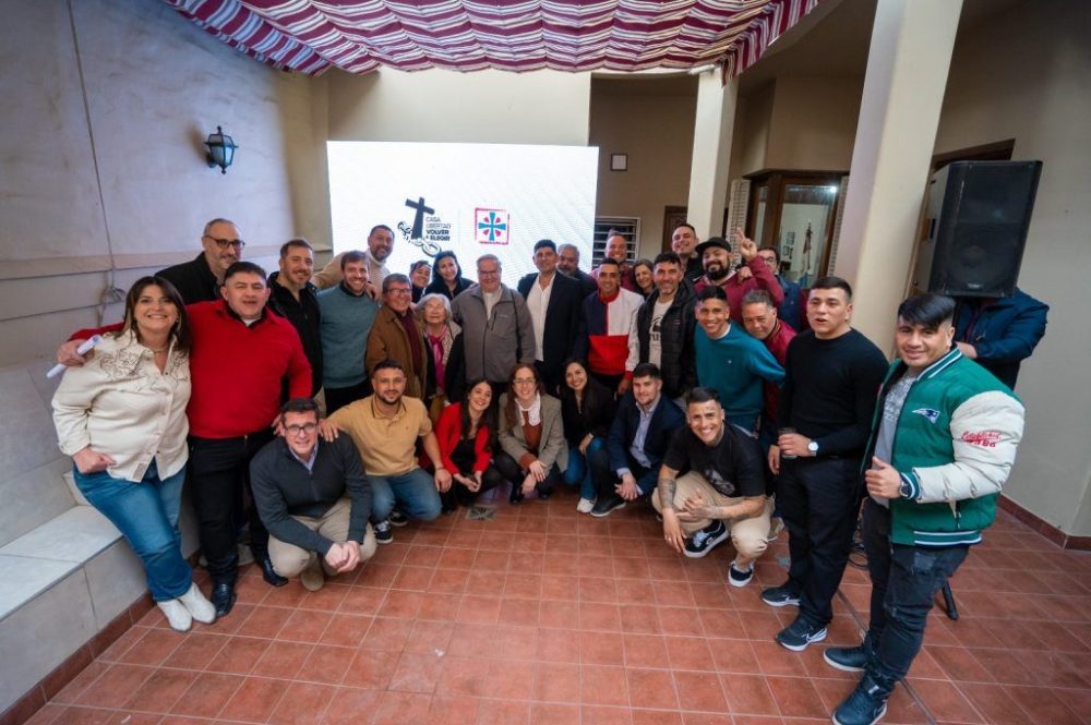 Foto-4-Equipo-de-APyCA-responsable-del-proyecto-acompanados-por-el-arzobispo-y-liberados-1024x682