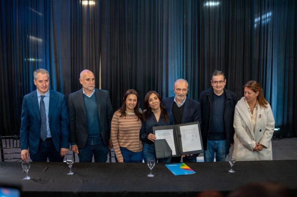 Foto-Nota-Infraestructura-Sostenible-La-Provincia-lanzo-el-Programa-de-Bacheo-Cooperativo-Experimental-con-Bioasfalto-6