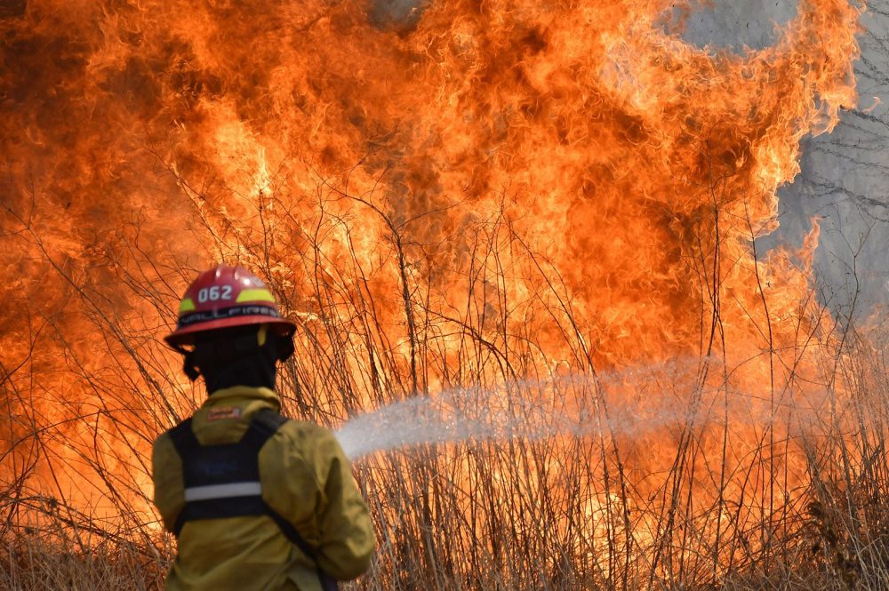 Télam 23/09/2020 Córdoba: Bomberos combaten los focos de incendio en distintas zonas en particular en las sierras de Falda del Carmen donde se logró este mediodía evitar que el fuego alcance las estructuras del Observatorio Astronómico (OAC), aunque los tres empleados que aún continúan allí advirtieron que sigue en peligro el telescopio mayor.Foto: Irma Montiel /amb