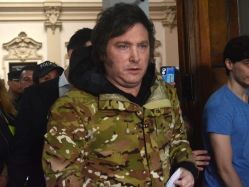 Javier-Milei-campera-militar