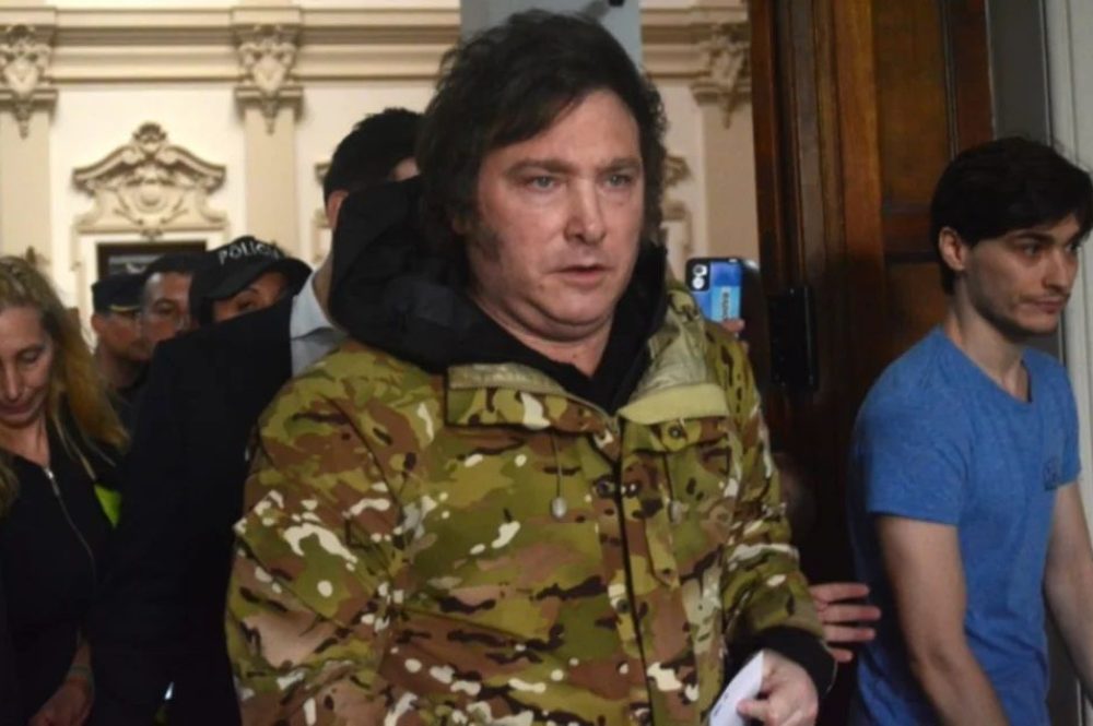 Javier-Milei-campera-militar