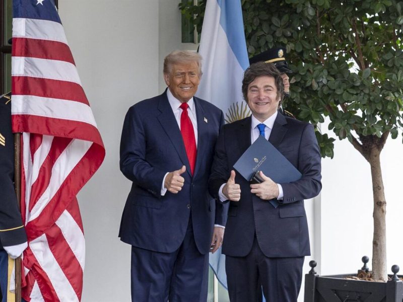 14/10/2025 October 14, 2025, Washington, District Of Columbia, United States: S. President Donald Trump greets Argentine President Javier Milei as he arrives at the West Wing of the White House for a working lunch on October 14, 2025, in Washington D.C. The visit follows the announcement of a 0 billion currency swap agreement between the U.S. Treasury and Argentina, aimed at supporting the Argentine economy.
POLITICA 
Europa Press/Contacto/Mehmet Eser
