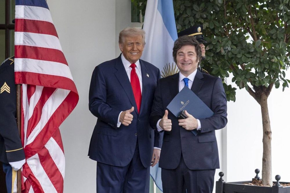 14/10/2025 October 14, 2025, Washington, District Of Columbia, United States: S. President Donald Trump greets Argentine President Javier Milei as he arrives at the West Wing of the White House for a working lunch on October 14, 2025, in Washington D.C. The visit follows the announcement of a 0 billion currency swap agreement between the U.S. Treasury and Argentina, aimed at supporting the Argentine economy.
POLITICA 
Europa Press/Contacto/Mehmet Eser