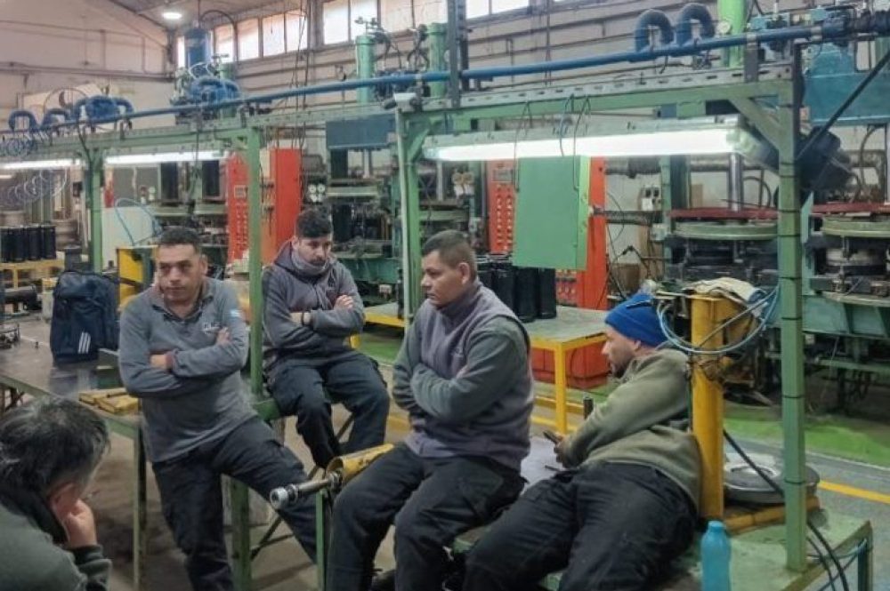 Paro-de-los-obreros-del-neumatico-Cordoba-e1752690486220-696x492