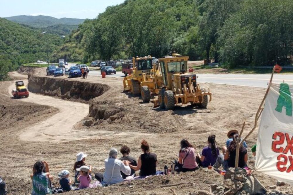 Reclamo-frente-al-obrador-de-la-Autovia-01-e1647190792111