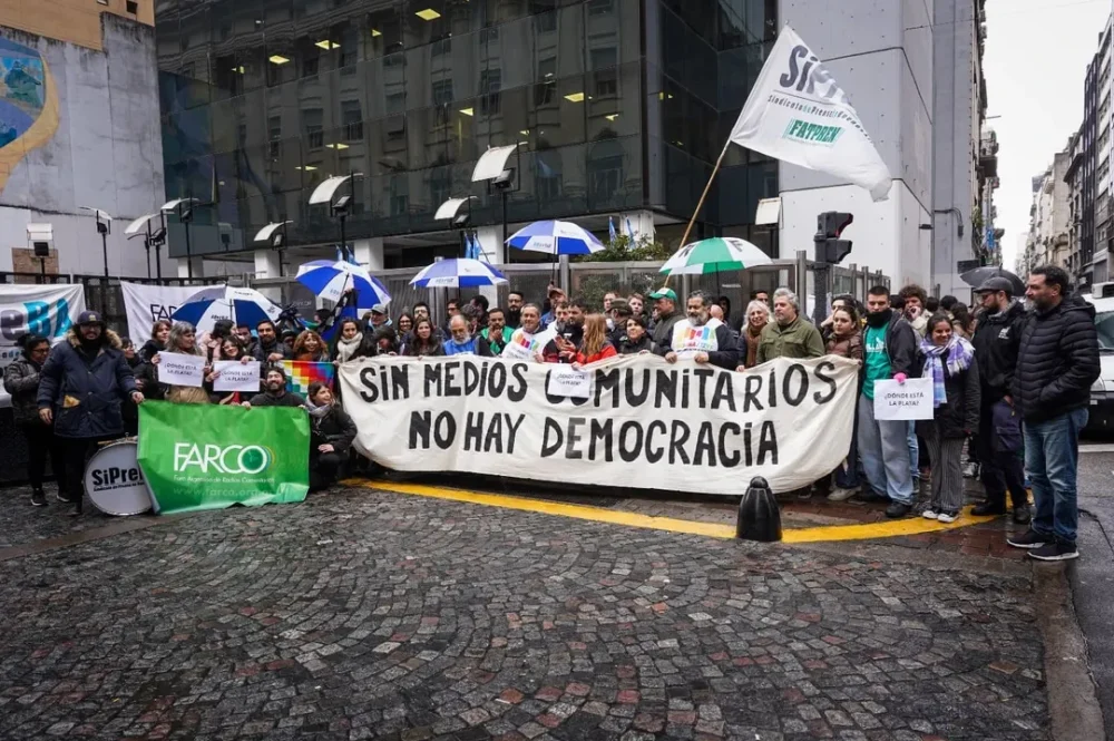 Se-realizo-una-gran-asamblea-de-medios-alternativos-frente-al-Ente-Nacional-de-Comunicaciones-