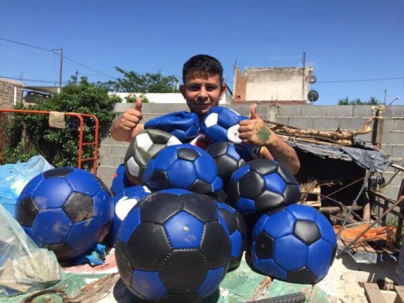 El salón Crece desde Abajo produce pelotas artesanales