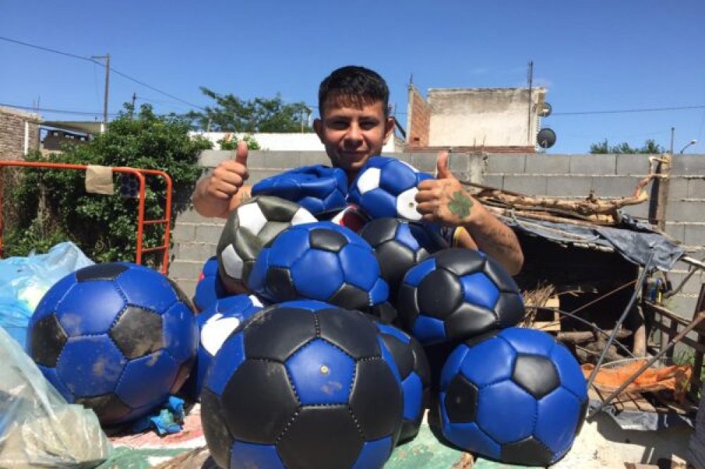 El salón Crece desde Abajo produce pelotas artesanales