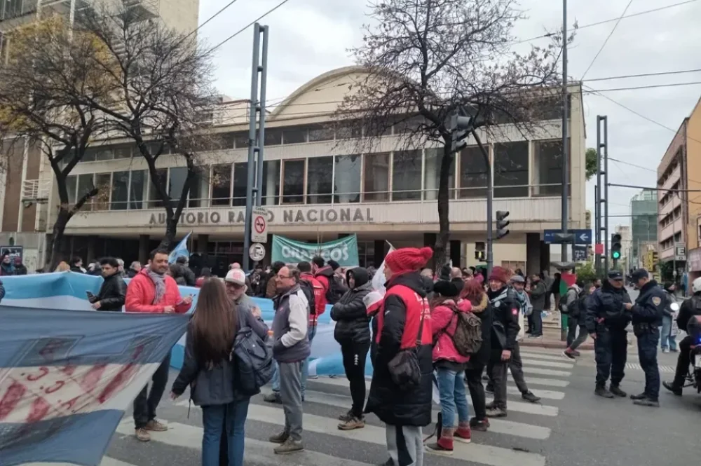 abrazo-radio-nacional-cordoba