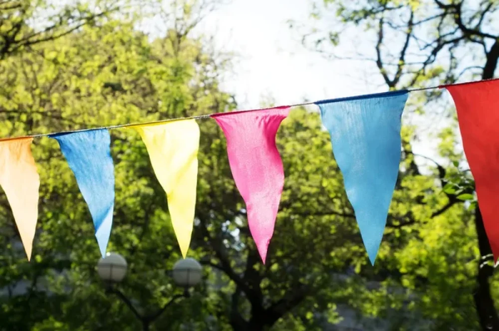 depositphotos_116593732-stock-photo-pendant-decoration-background-of-trees