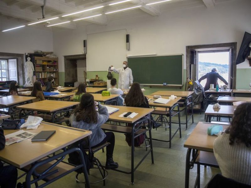IES Rosalia de Castro en el centro de Santiago. Los alumnos de secundaria asisten a clase en donde se intenta ventilar las aulas lo maximo posible para evitar la propagacion de la COVID-19 depues de que las autoridades sanitarias advirtieran de la posibilidade de que el virus se trasmite por aerosoles en entornos poco ventilados. El director del centro revisa la ventilacion de un aula en donde se está impartiendo clase.
07/10/20