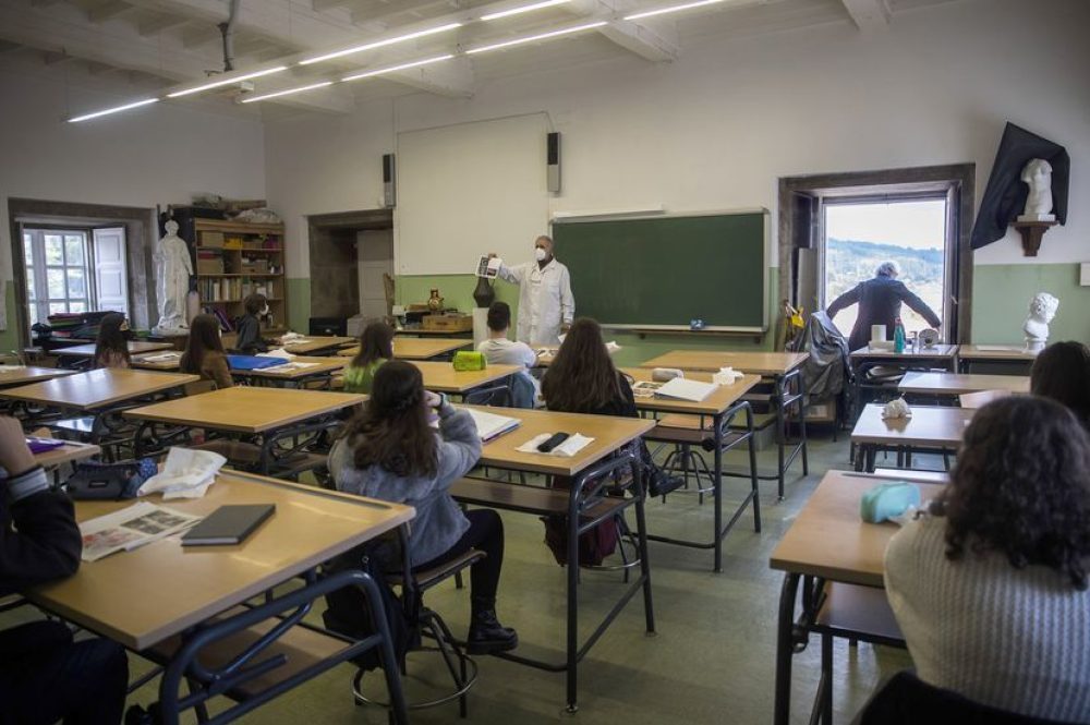 IES Rosalia de Castro en el centro de Santiago. Los alumnos de secundaria asisten a clase en donde se intenta ventilar las aulas lo maximo posible para evitar la propagacion de la COVID-19 depues de que las autoridades sanitarias advirtieran de la posibilidade de que el virus se trasmite por aerosoles en entornos poco ventilados. El director del centro revisa la ventilacion de un aula en donde se está impartiendo clase.
07/10/20