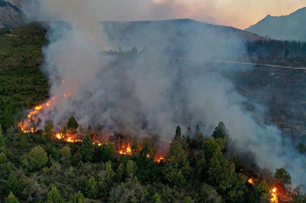 TELAM 26012021 Sigue fuera de control el incendio en El Bolsón y combaten el fuego más de cien brigadistas. Creditos Radio FM del Pueblo 90.7 Cbri