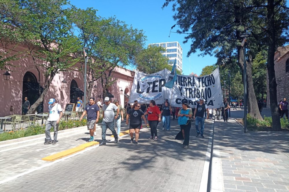 f2374678-2dc4-407b-94c5-f46d1b5092f7