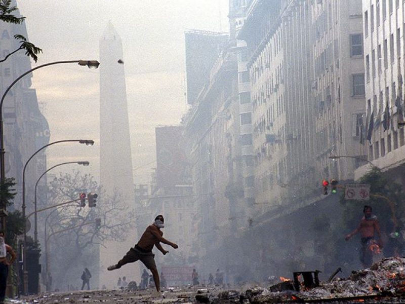 Télam  Buenos Aires 19/12/06 (A 5 años de la caida de De La Rua)
Un manifestante arroja piedras contra la policía durante los enfrentamientos en el microcentro porteño que culminó con una dura represión.
Foto:  Enrique Garcia Medina/Archivo Télam
