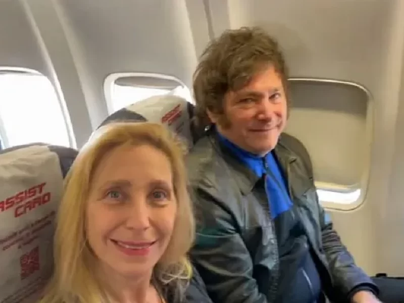 javier-milei-karina-milei-avionjpg