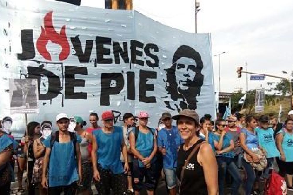 jovenes de pie