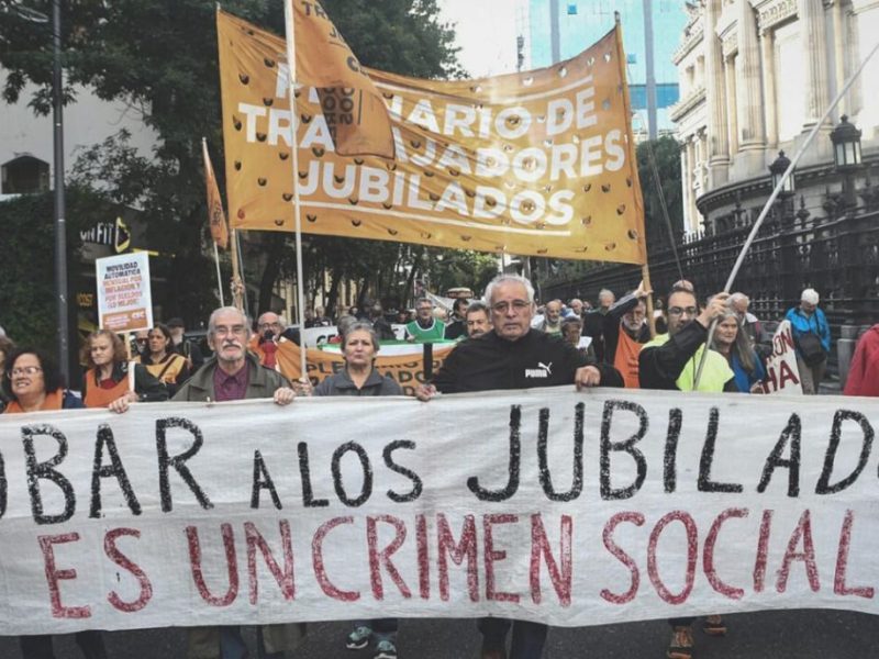 jubilados-marchan-contra-el-veto