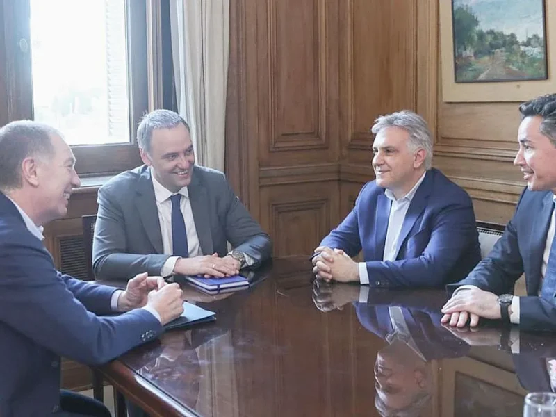 llaryora-santilli-adorni-comentario