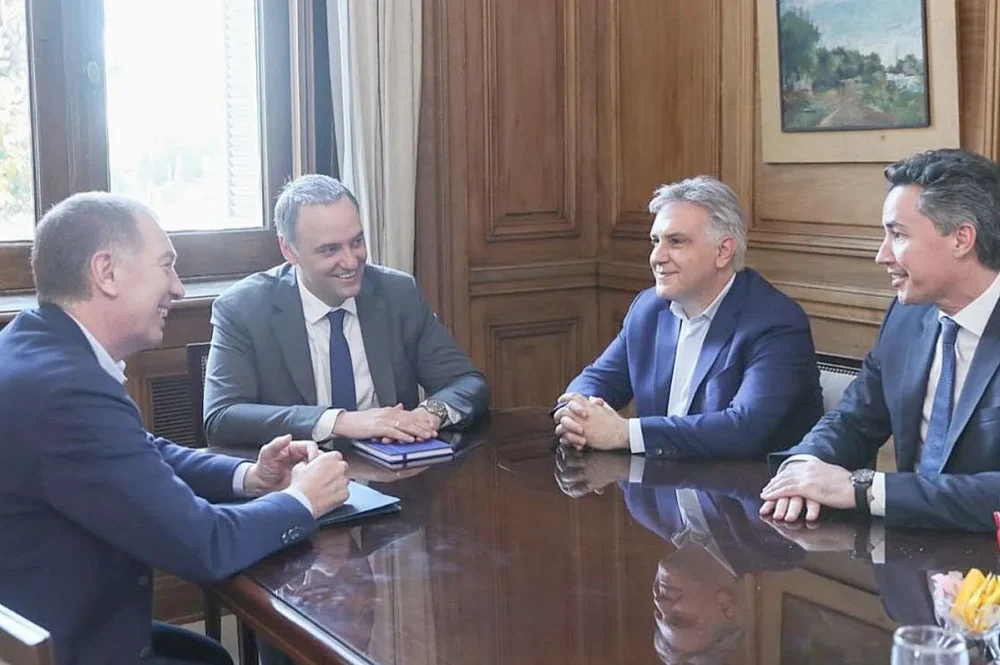 llaryora-santilli-adorni-comentario