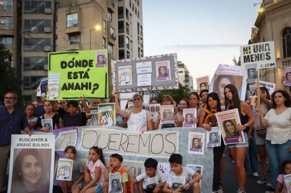 multimedia.normal.a8e11a65526c4fc6.5265636c616d6f20706f7220416e6168c3ad2042756c6e65732032206279204c5f6e6f726d616c2e77656270