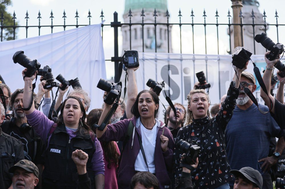 AME9246. BUENOS AIRES (ARGENTINA), 14/03/2025.- Reporteros gráficos de Argentina participan en una protesta este jueves, frente al Congreso en Buenos Aires (Argentina). Trabajadores de prensa realizaron un "camarazo" para expresar su solidaridad con el fotógrafo Pablo Grillo, gravemente herido por la Policía en una movilización de protesta en Buenos Aires por los derechos de los jubilados. EFE/ STR