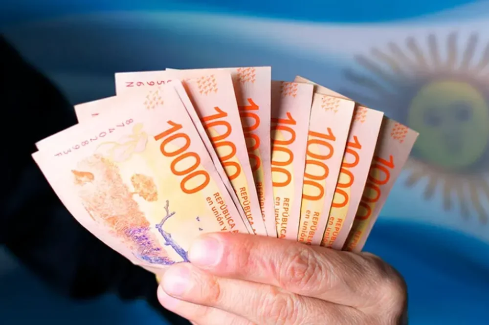 pesos-argentinos-y-billetes-salarios-y-sueldos