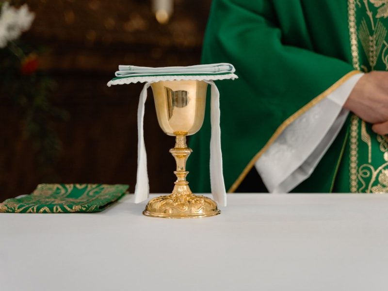 misa sacerdote iglesia